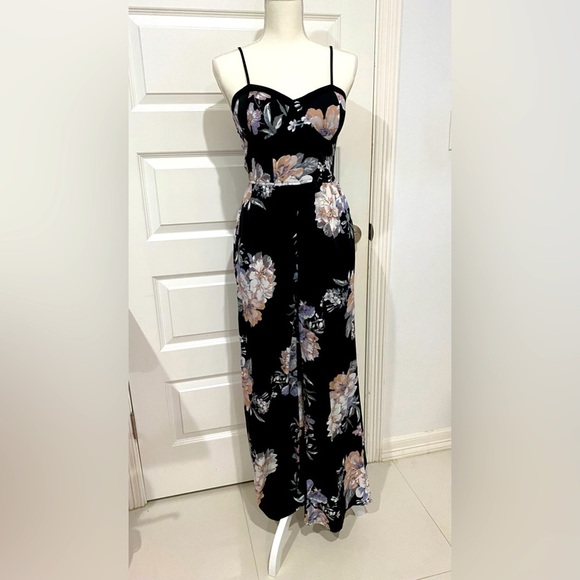 Dresses & Skirts - Women’s jumpsuit size M Semi New.